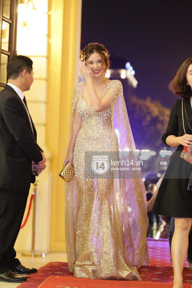 Diện váy áo rườm rà, Midu bối rối vì vấp ngã tại thảm đỏ Cánh diều 2017